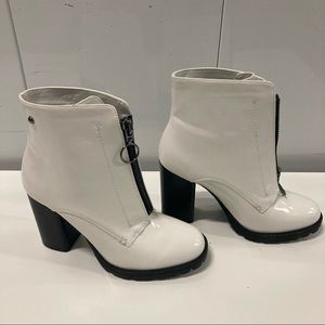 Simply Vera Ankle boots size 8 medium white slip on front zipper good condition